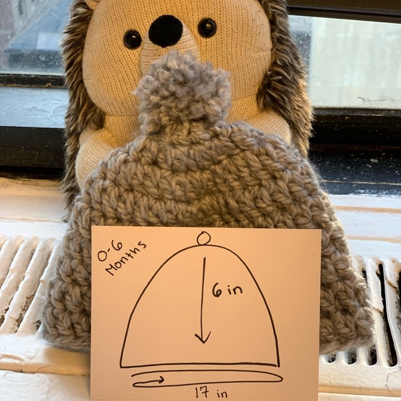 Handmade baby beanie hat crocheted with pompom - Picture 2 of 3